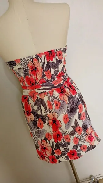 Vestido floral plissado tomara que caia P