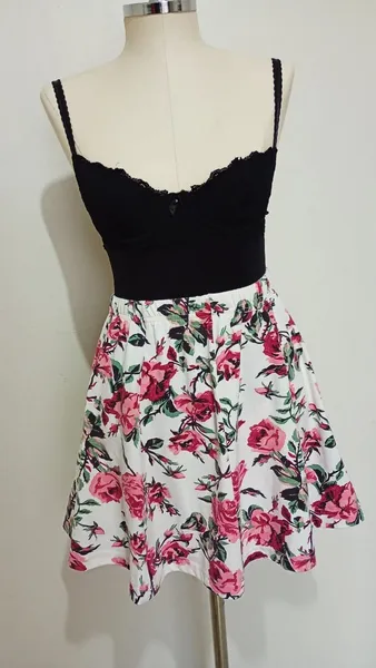 Saia branca floral rodada de malha tamanho P
