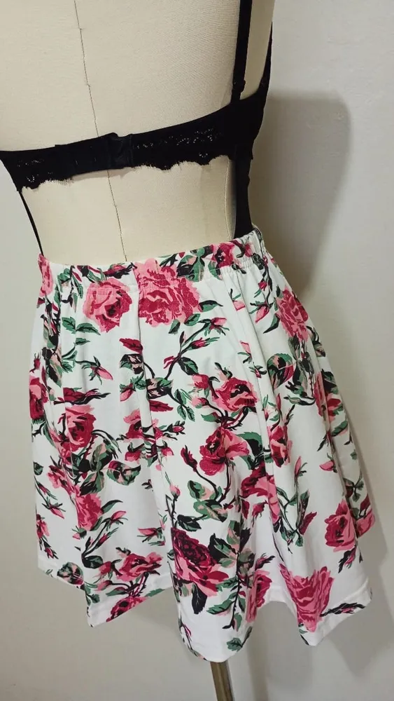 Saia branca floral rodada de malha tamanho P
