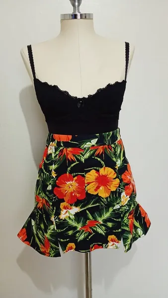 Saia tropical preta floral C&A nova tamanho P