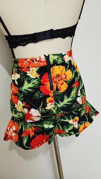 Saia tropical preta floral C&A nova tamanho P