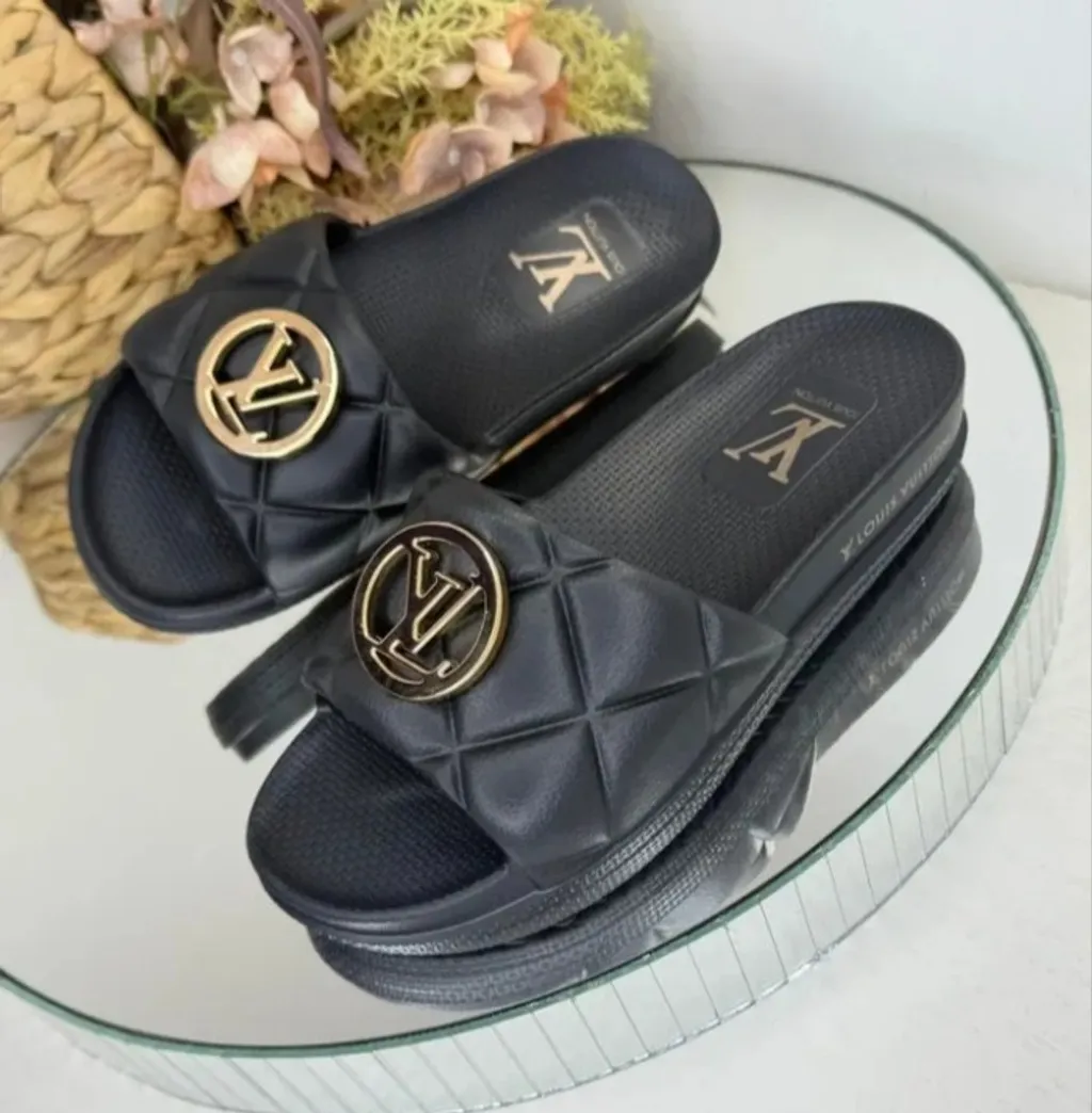 Chinelo Louis Vuitton Matelassê Feminino