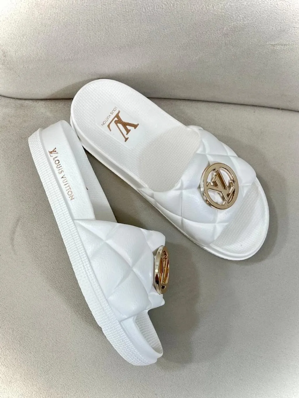 Chinelo Louis Vuitton Matelassê Feminino