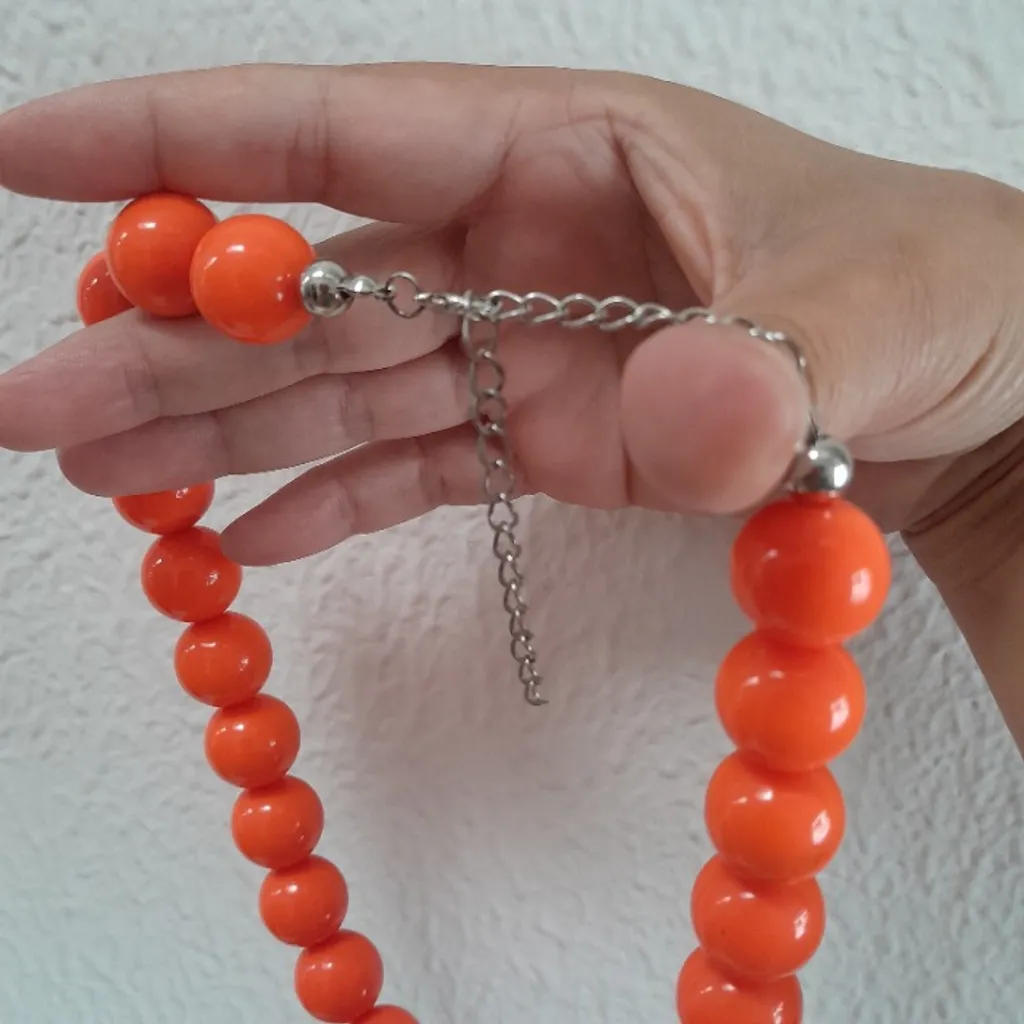 *ACESSÓRIO* COLAR MÉDIO BOLAS RESINA LARANJA