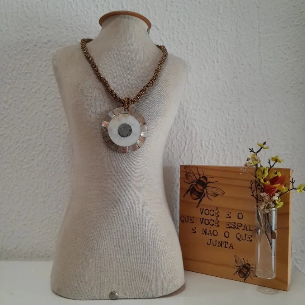 *ACESSÓRIO* COLAR BOHO MIÇANGAS DOURADAS PINGENTE MADREPÉROLA