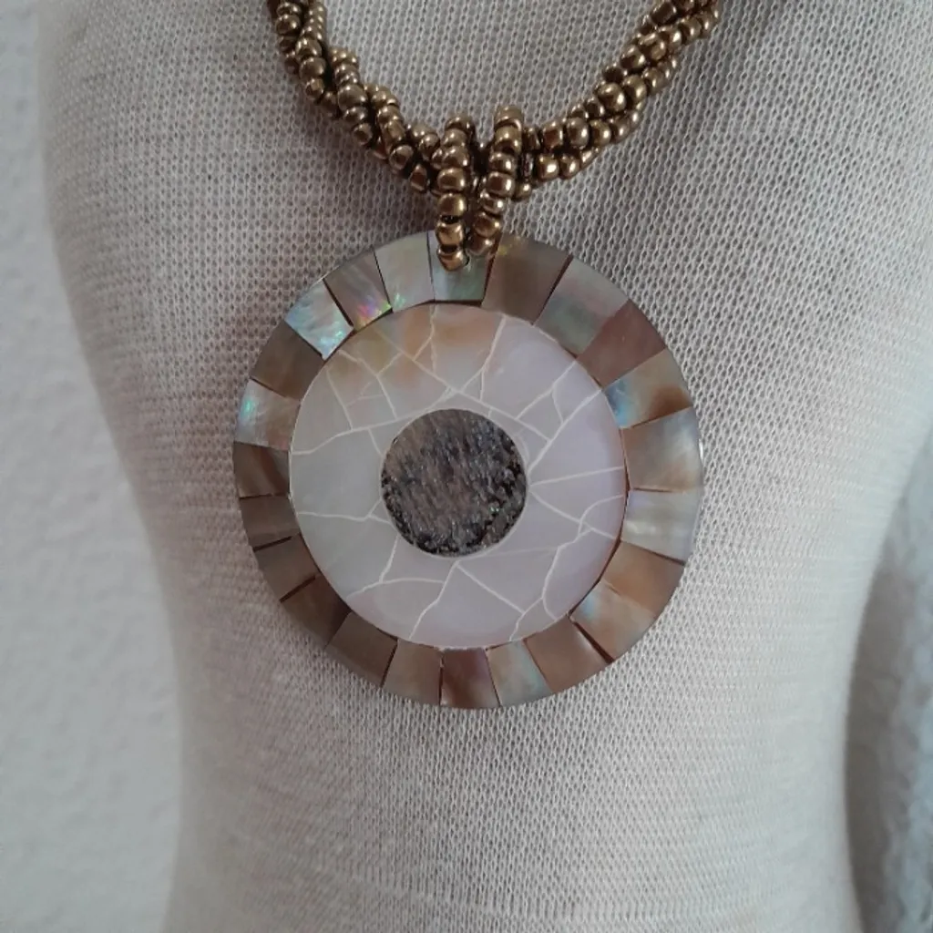 *ACESSÓRIO* COLAR BOHO MIÇANGAS DOURADAS PINGENTE MADREPÉROLA