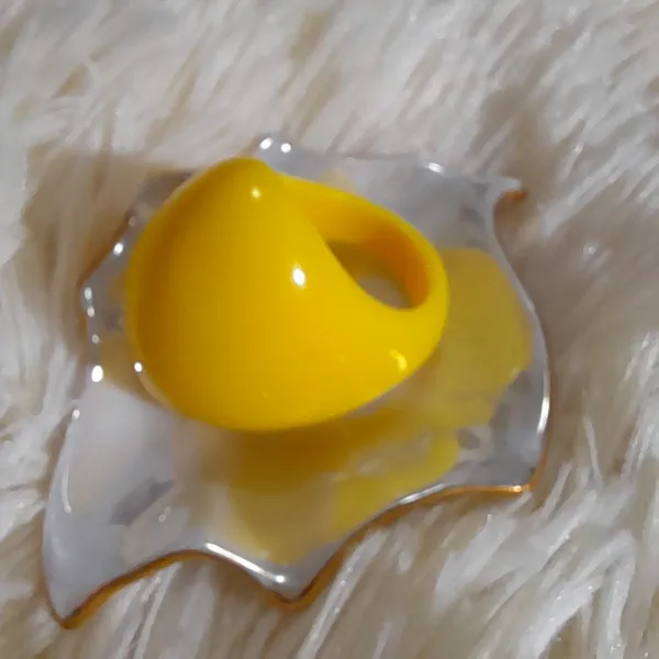 anel bijuteria resina abaulado amarelo aro 15