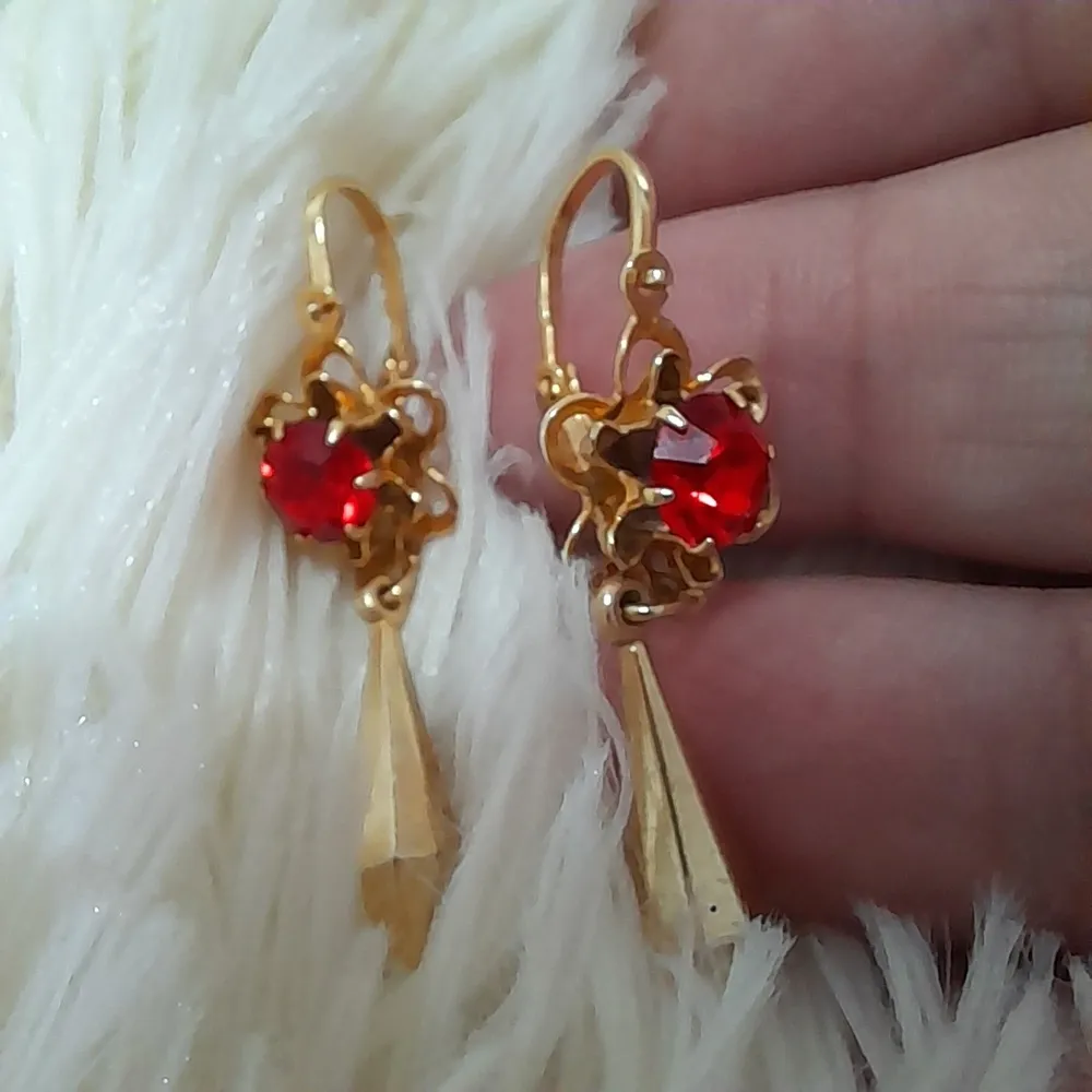 brincos bijuteria dourado estilo vintage pedra rubi