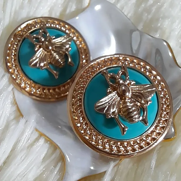 brincos bijuteria dorado redondo resina azul abelha