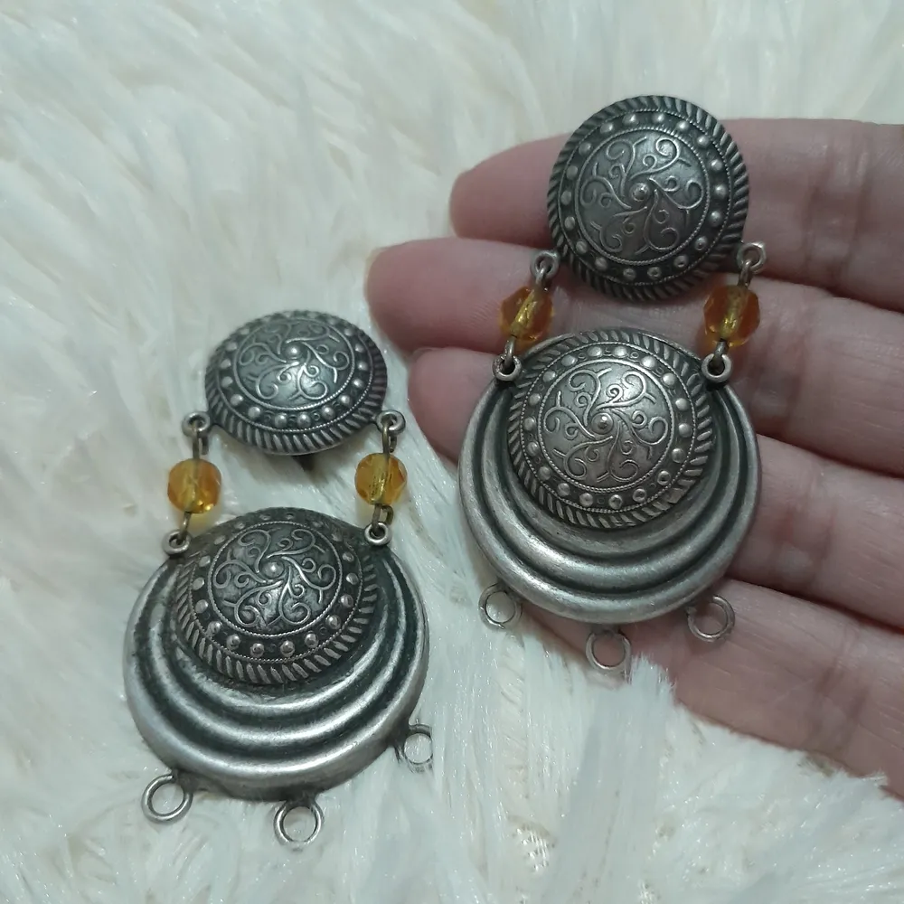 par de brincos de pressão vintage metal prata envelhecida