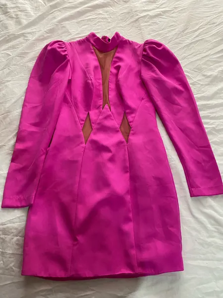 Vestido com ombreiras