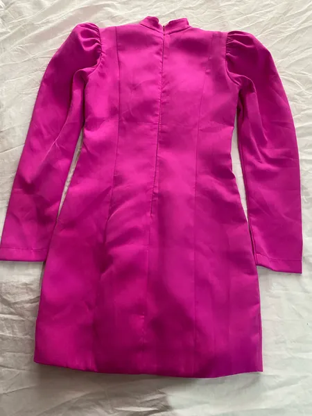 Vestido com ombreiras