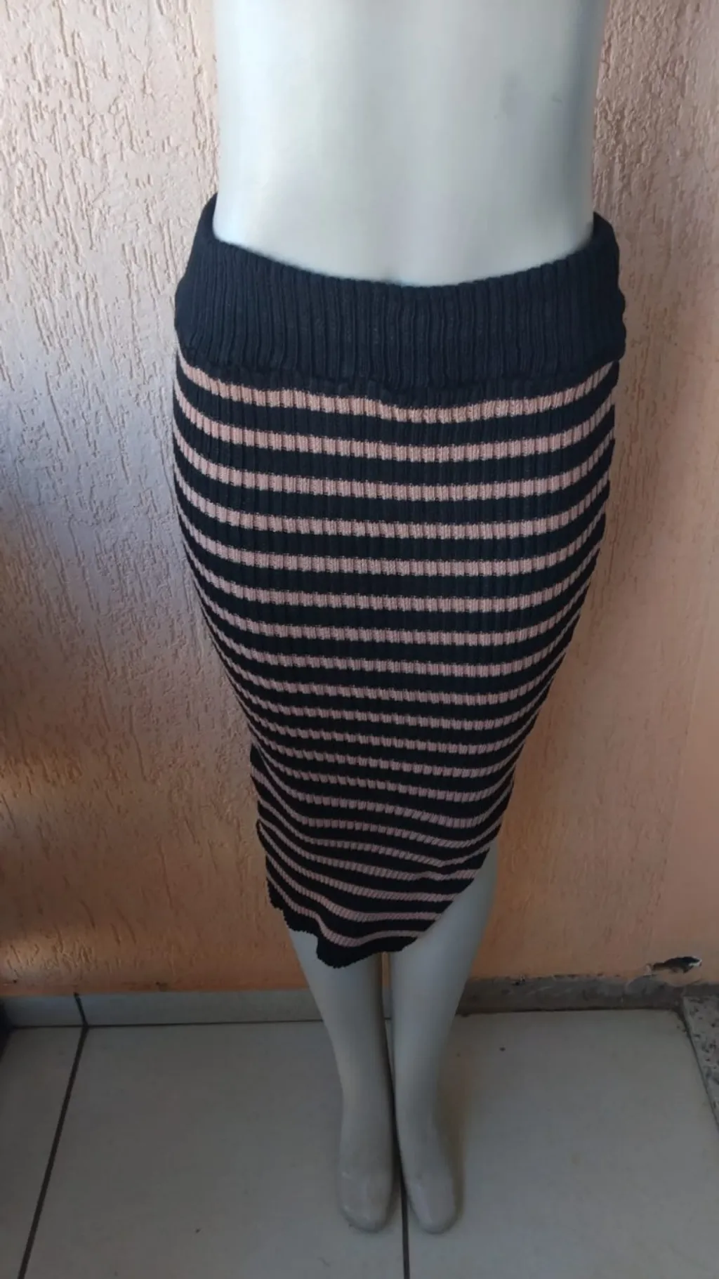 Saia Midi em Lanzinha com Fenda Lateral  Produto Novo