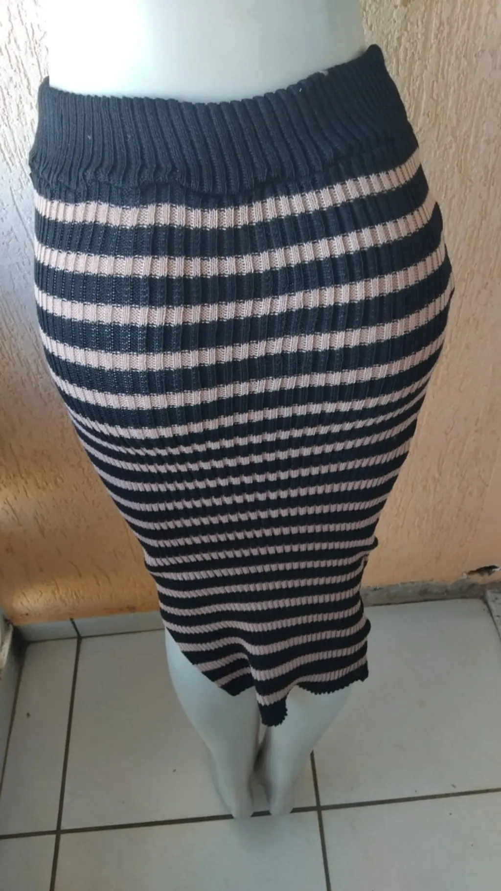 Saia Midi em Lanzinha com Fenda Lateral  Produto Novo