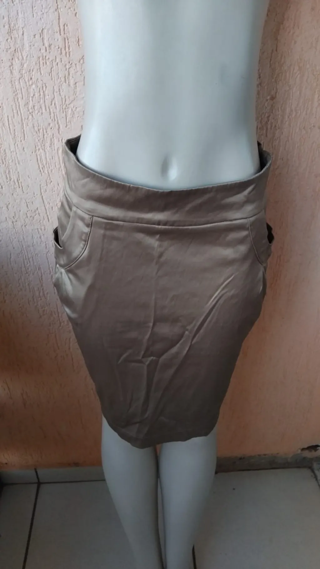 Saia Feminina em Cetim com Bolsos Tamanho M