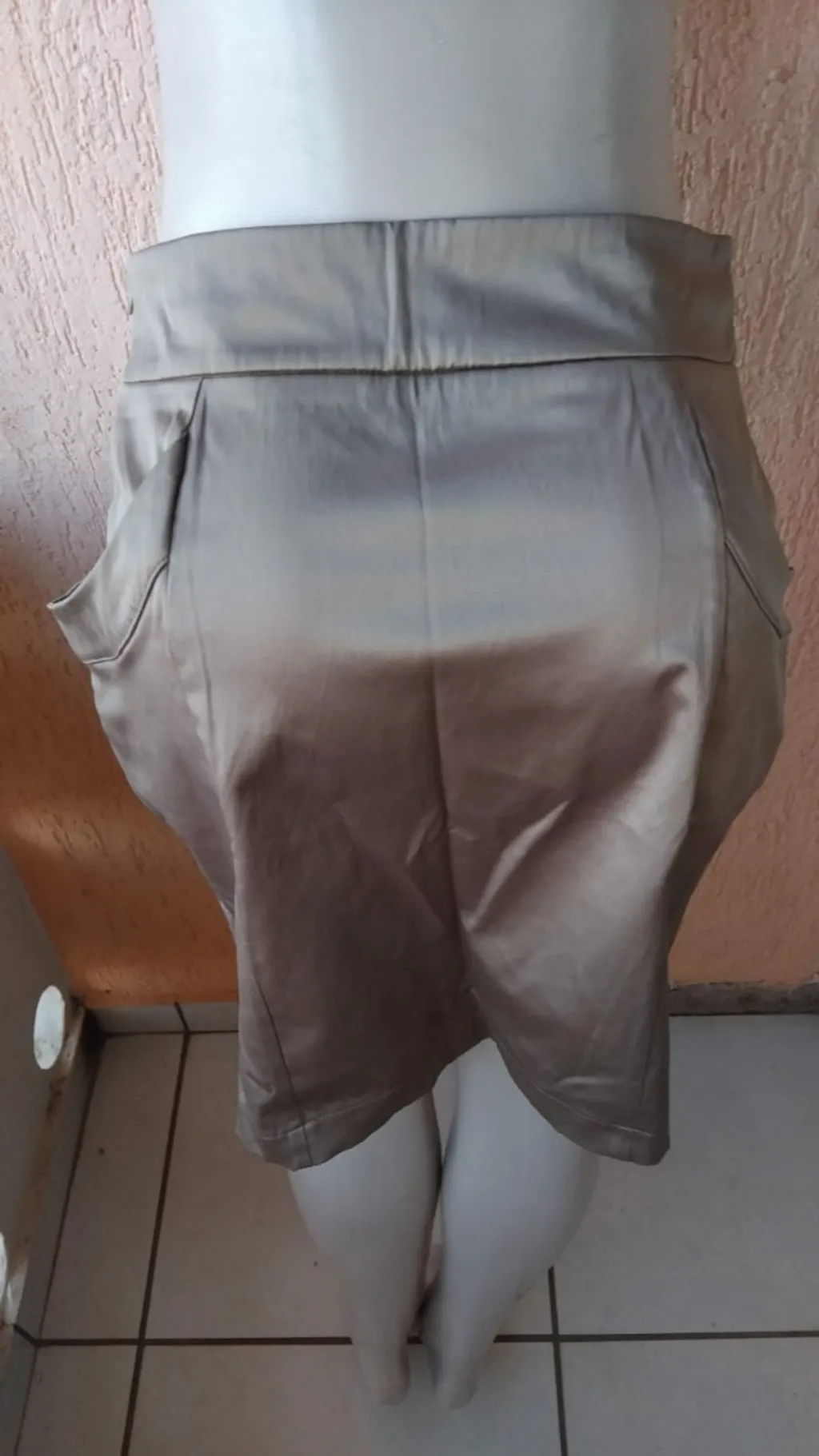 Saia Feminina em Cetim com Bolsos Tamanho M