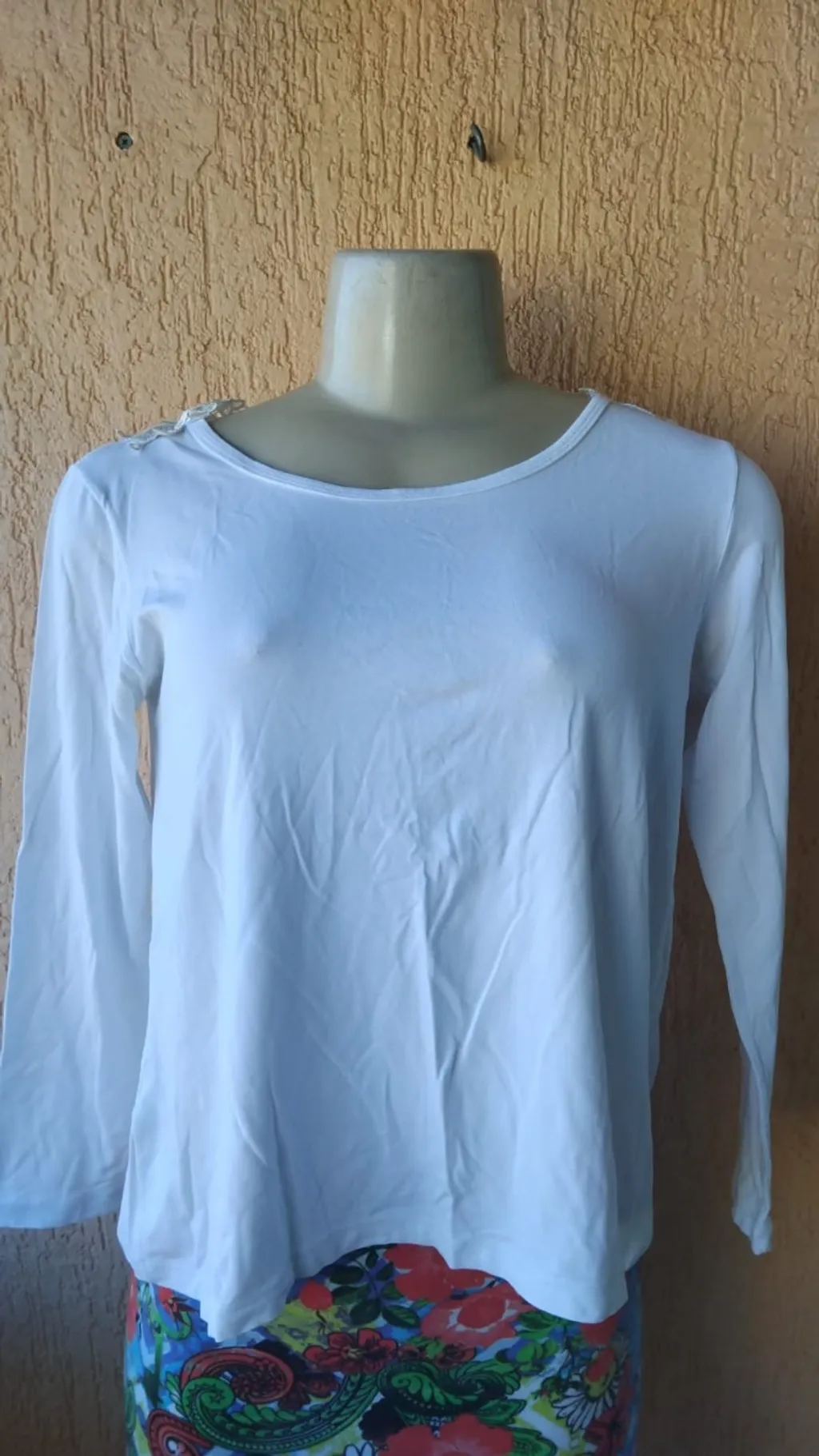 Blusa Branca Manga Longa com Detalhe Luxo em Guipir  Tam G