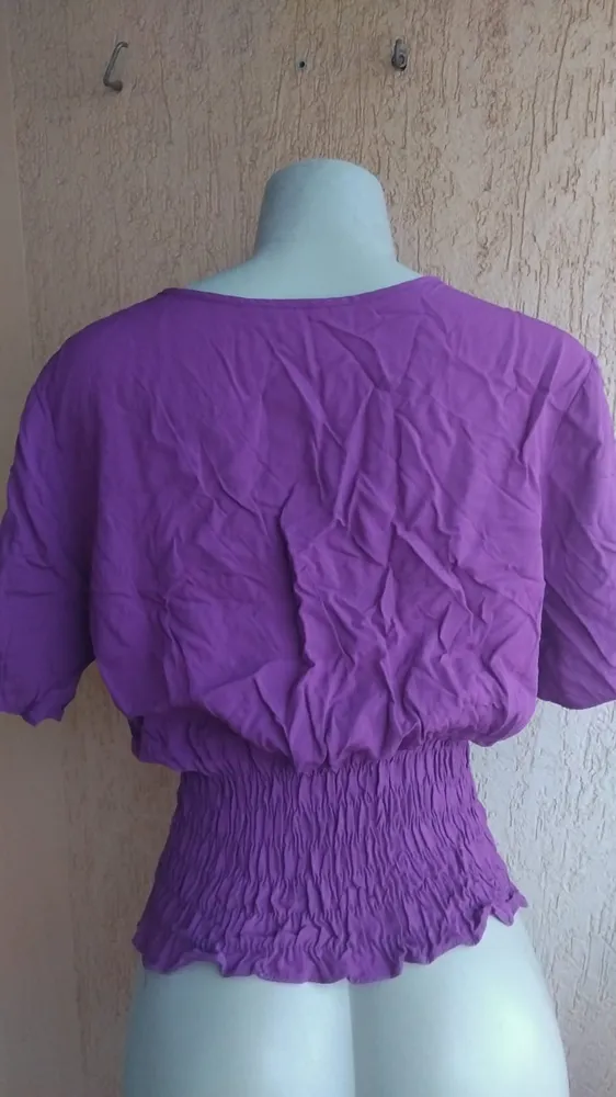 Blusa Feminina Cropped com Elástico e Decote V