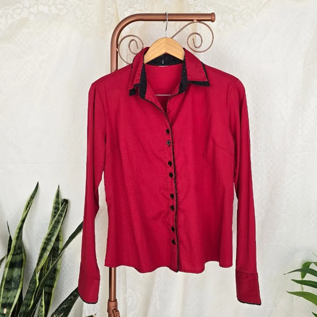 Camisa vermelha poá