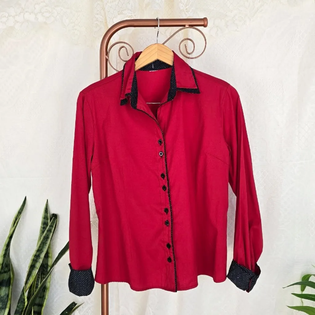 Camisa vermelha poá