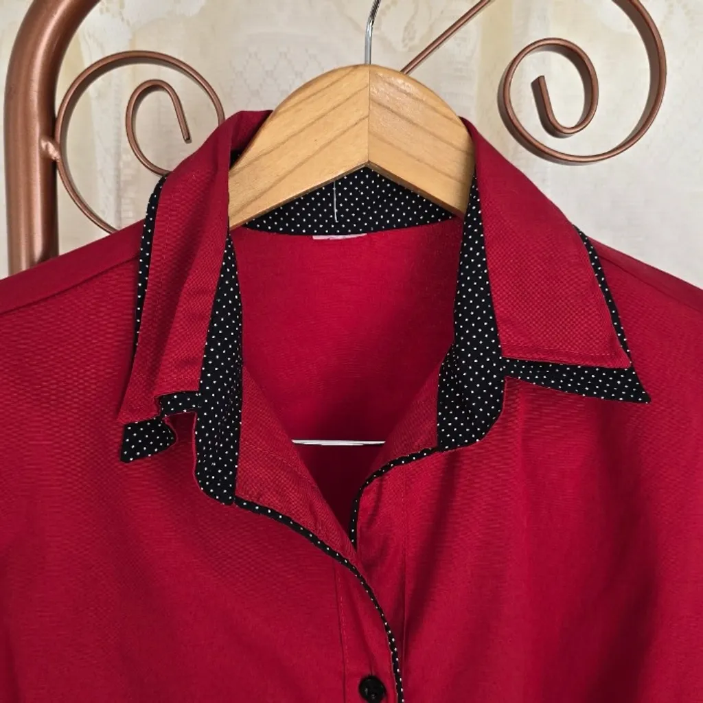 Camisa vermelha poá