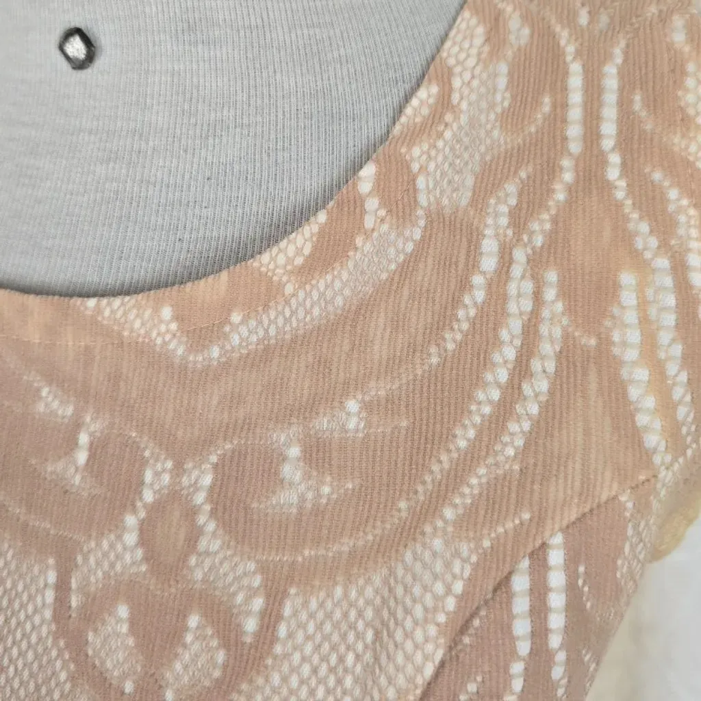 Vestido bege rendado