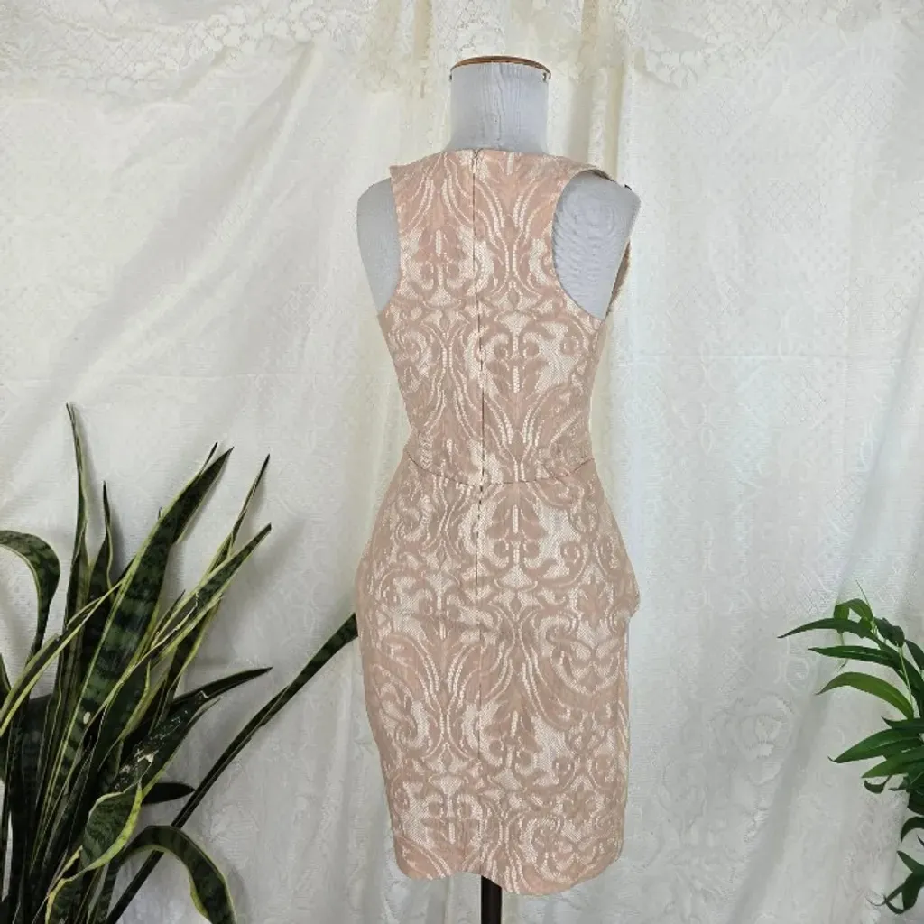 Vestido bege rendado