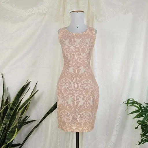 Vestido bege rendado