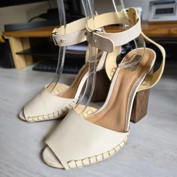 Sandália couro Schutz