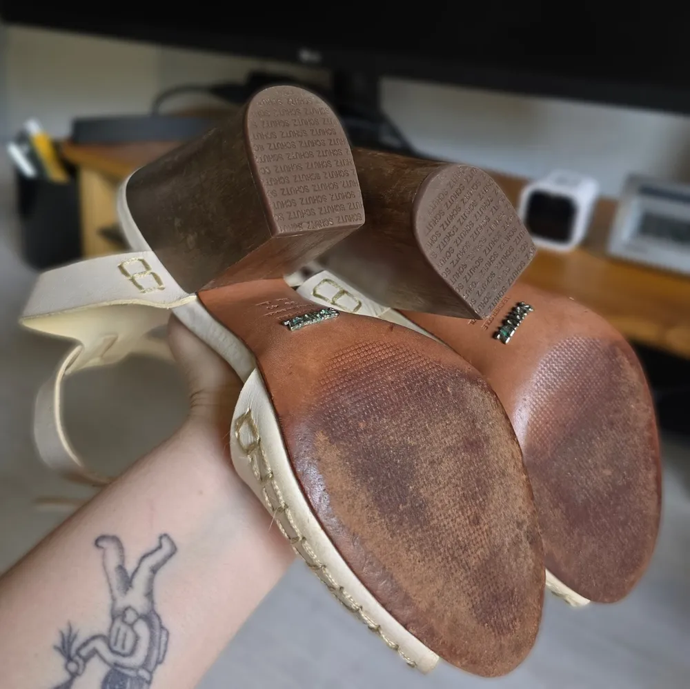 Sandália couro Schutz