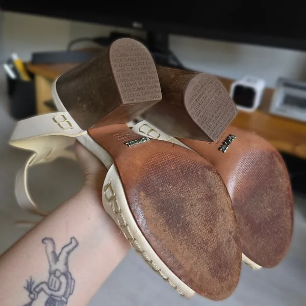 Sandália couro Schutz