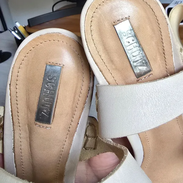 Sandália couro Schutz