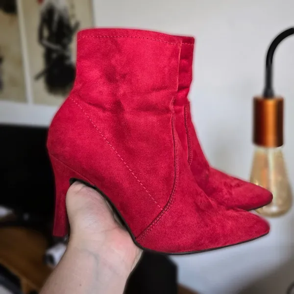 Bota vermelha suede