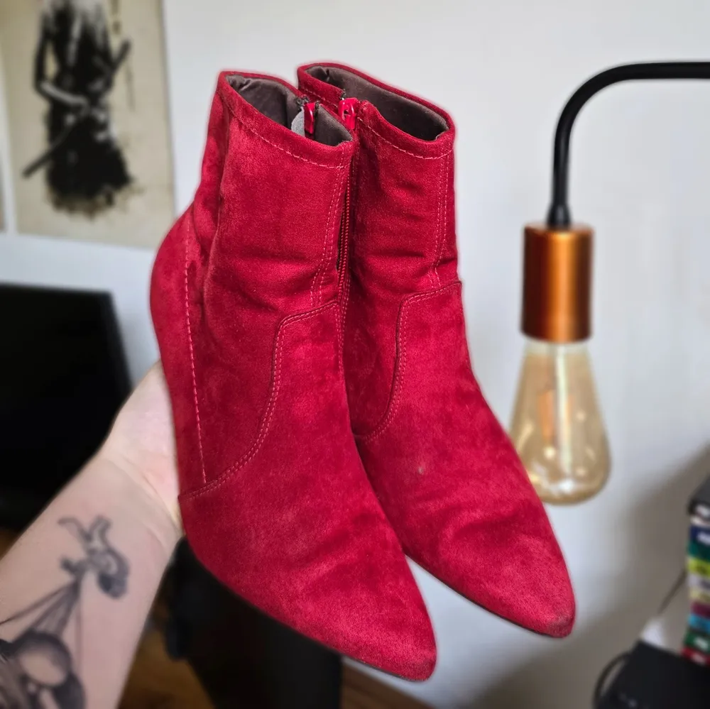 Bota vermelha suede