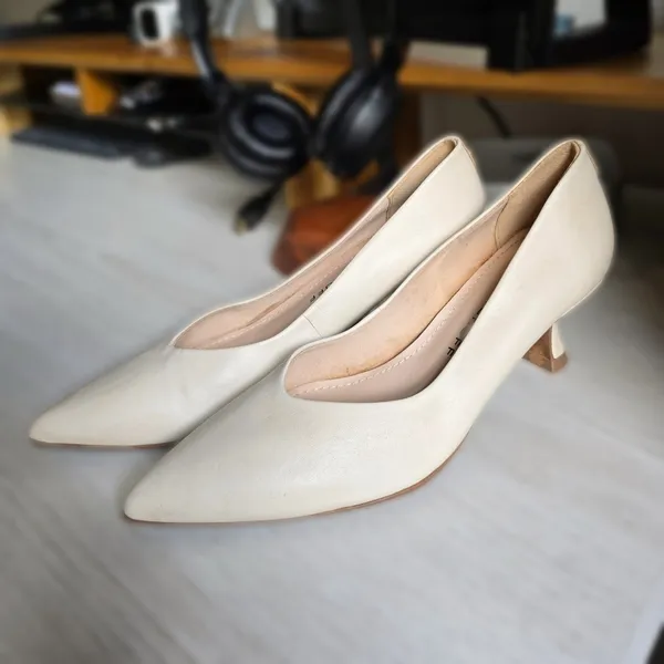 Scarpin Jorge Bischoff bege