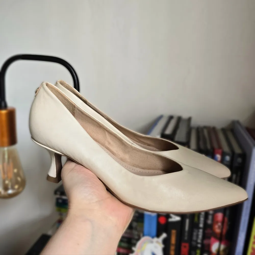 Scarpin Jorge Bischoff bege