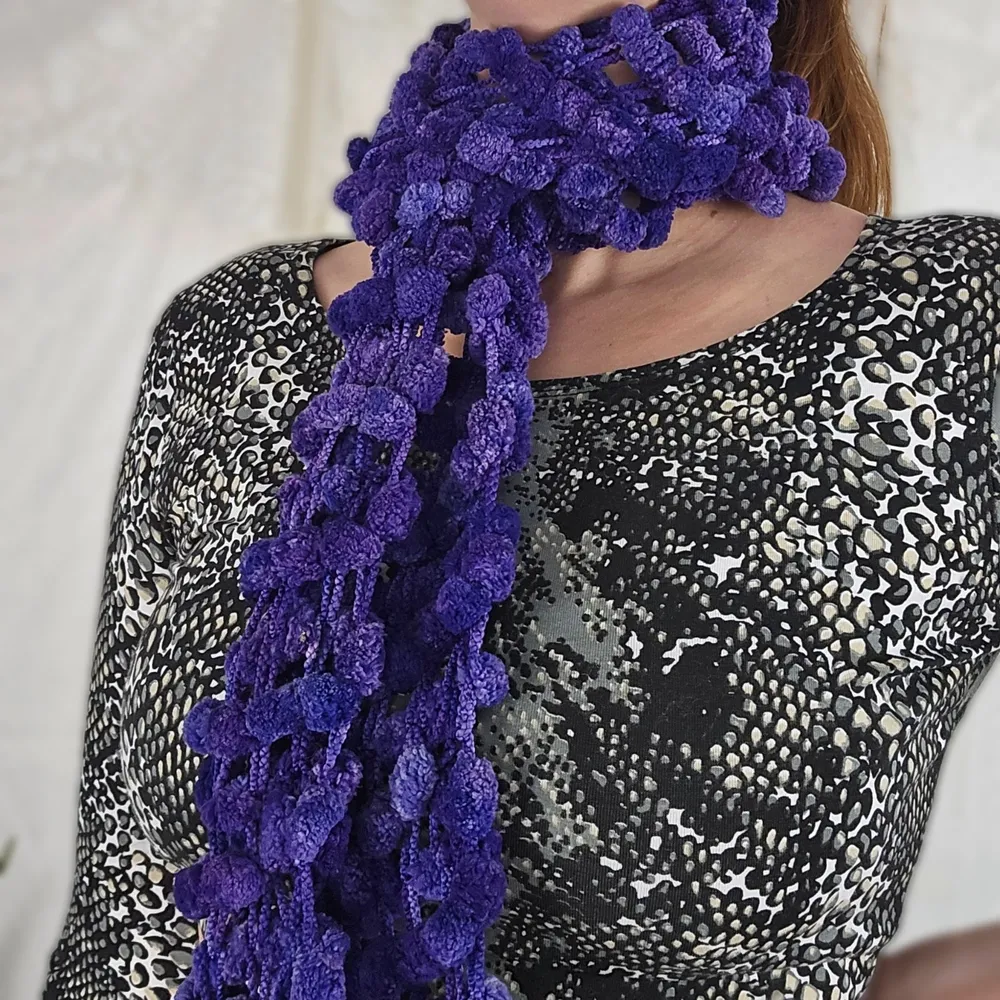 Cachecol roxo pompom