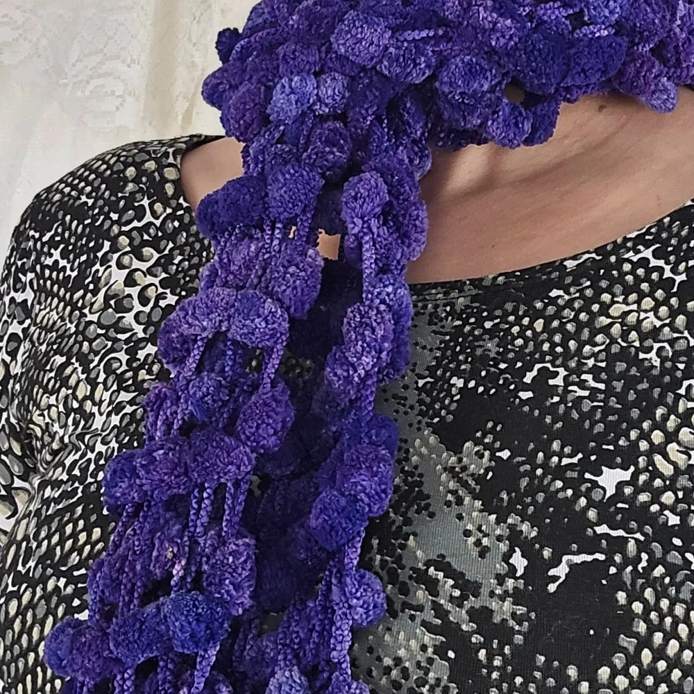 Cachecol roxo pompom