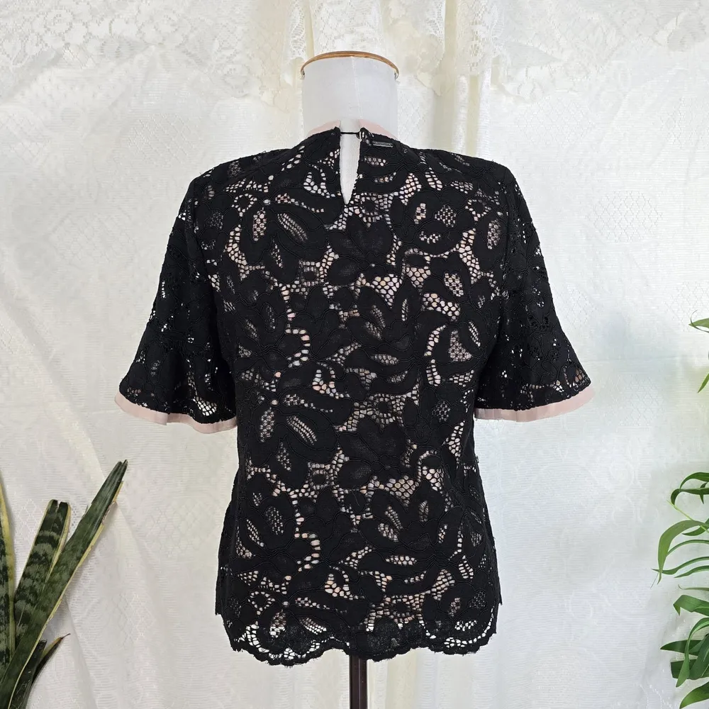 Blusa Le Lis Blanc preta renda soutache
