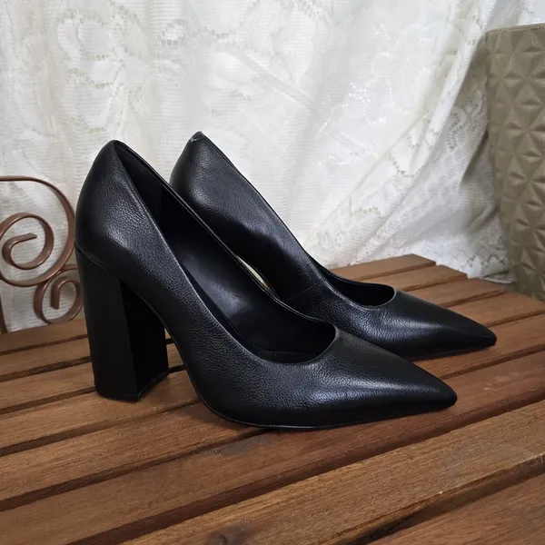 Scarpin Cravo e Canella Preto Couro Legítimo Salto Bloco