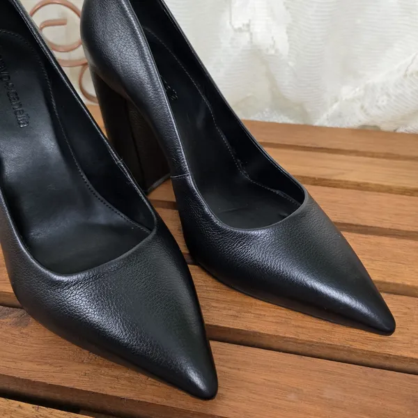Scarpin Cravo e Canella Preto Couro Legítimo Salto Bloco