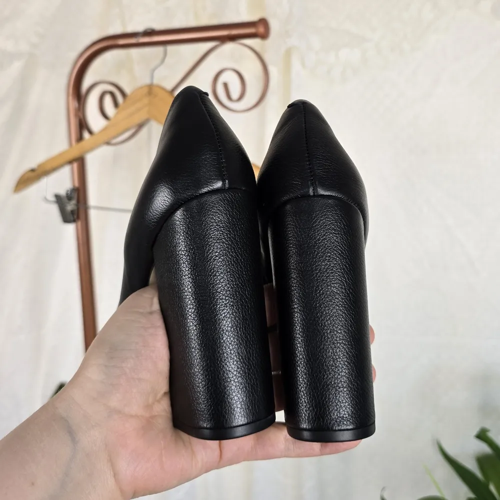 Scarpin Cravo e Canella Preto Couro Legítimo Salto Bloco