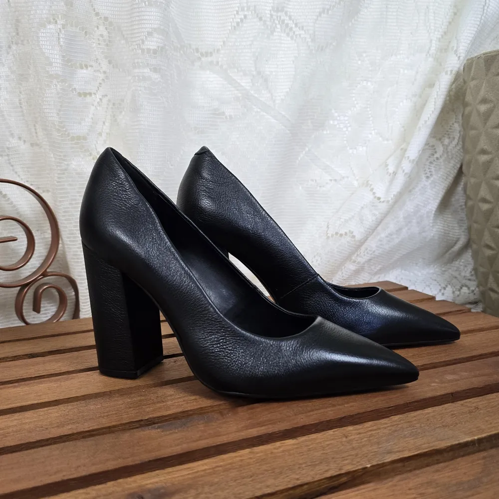 Scarpin Cravo e Canella Preto Couro Legítimo Salto Bloco