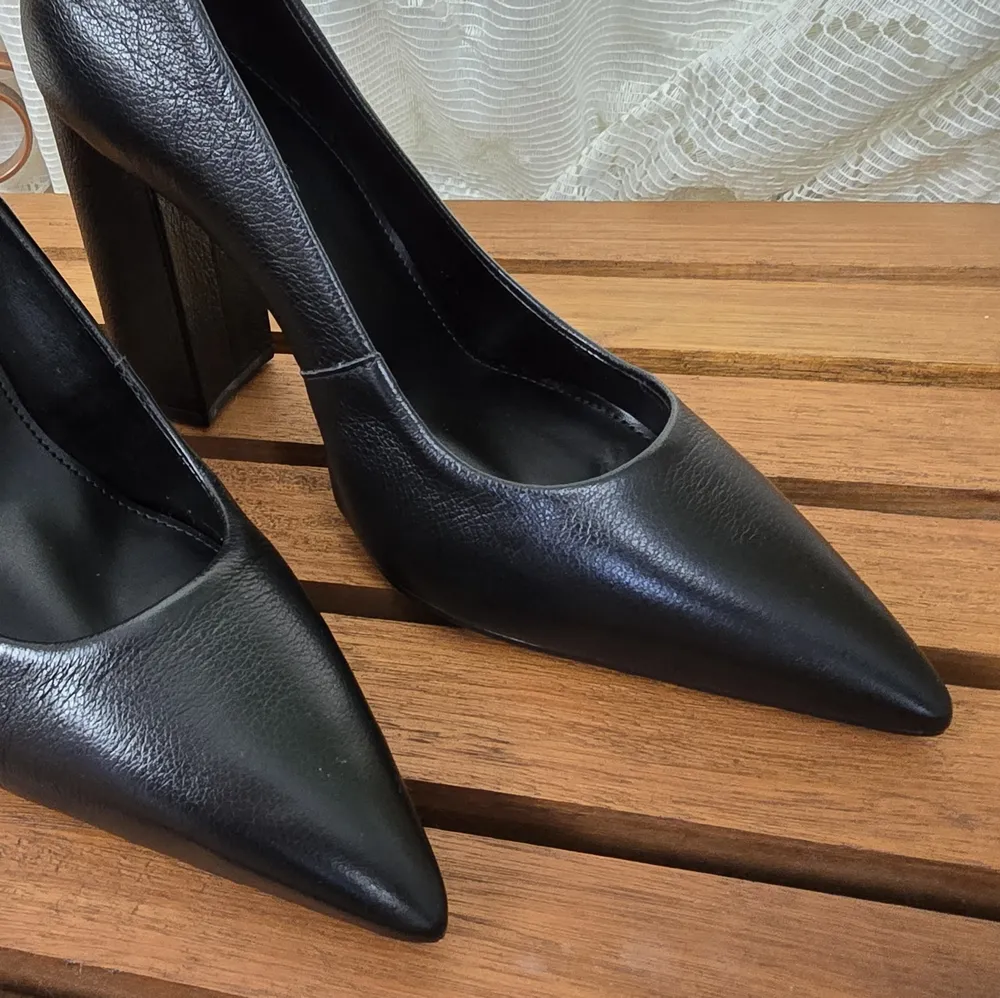 Scarpin Cravo e Canella Preto Couro Legítimo Salto Bloco