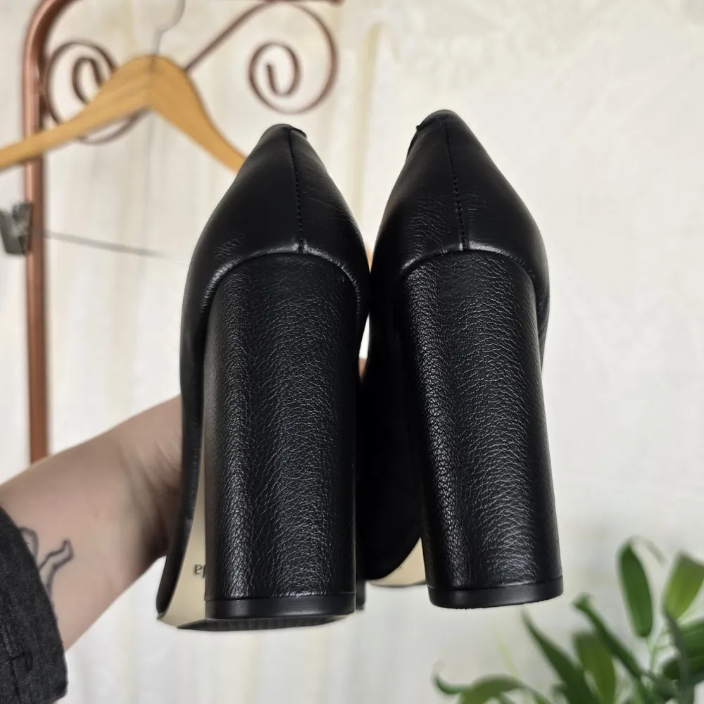 Scarpin Cravo e Canella Preto Couro Legítimo Salto Bloco