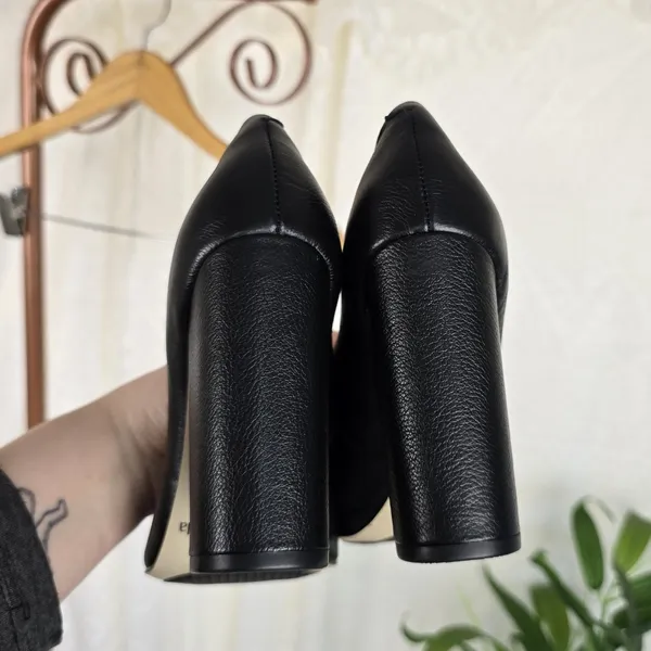 Scarpin Cravo e Canella Preto Couro Legítimo Salto Bloco