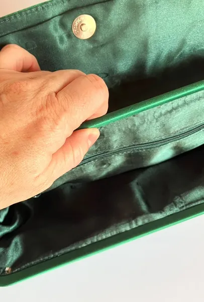 Bolsa Clutch/Ombro em Cetim Verde Esmeralda com Rebites