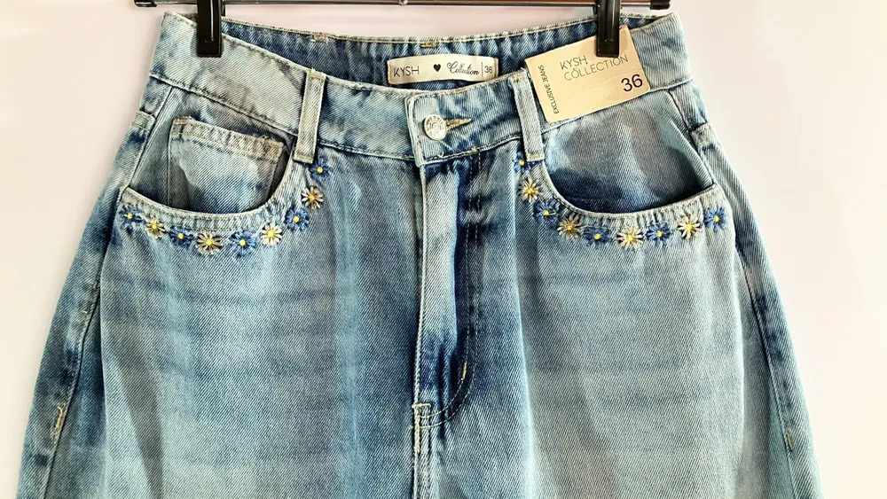 Jeans Mom Claro com Bordado Floral - Tam 36