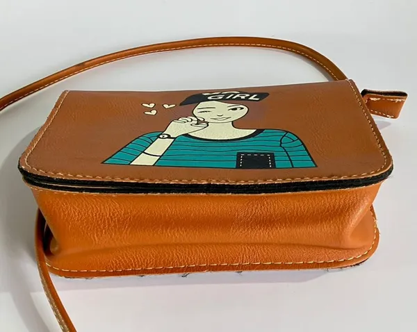 Bolsa Transversal Marrom Estampa Pop Art