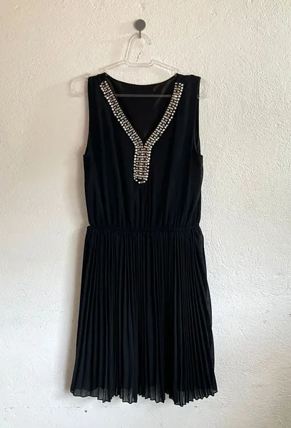 Vestido Preto Plissado com Pedrarias - P